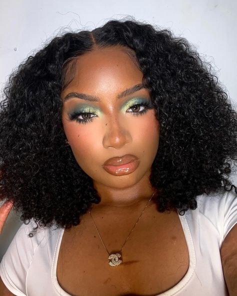 your muse 💚 using @nomadcosmetics Ireland palette 💚😍 (a bunch of green goodness) use code ‘kaylawayla’ for $$ off 🥰 Deeets: @elfcosmetics jelly pop & poreless putty primer @danessamyricksbeauty blurring balm ‘7’ + @hauslabs triclone foundation @threadbeauty foundation stick 140 @hudabeautyshop faux filter concealer ‘granola’ & ‘sugar biscuit’ @basmabeautyofficial burnt orange cream blush @maybelline fit me pressed powder 222 @onesize DIY PEACH POWDER w/ ultra pink & sweet honey @makeu... Green Makeup Looks Natural, Neon Green Makeup Looks Black Women, Emerald Makeup Looks Black Women, Green Makeup Looks Black Women, Dark Green Makeup Looks, Emerald Green Makeup Looks, Fit Me Pressed Powder, Editorial Glam, Poreless Putty Primer