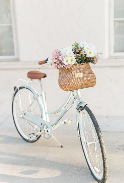 Mint Bicycle, Aesthetic Bike, Bicycle Chic, Bike With Basket, Velo Vintage, Bicycle Basket, Retro Bicycle, Pretty Bike, Retro Candy