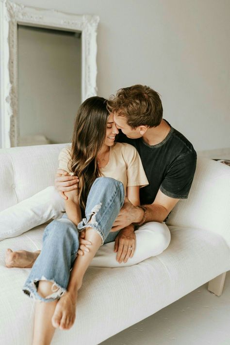 Lifestyle Photography Couples, Shooting Couple, Home Photo Shoots, Studio Photography Poses, Photographie Portrait Inspiration, Wedding Couple Poses Photography, Couple Picture Poses, Engagement Photo Poses, Couple Photoshoot Poses