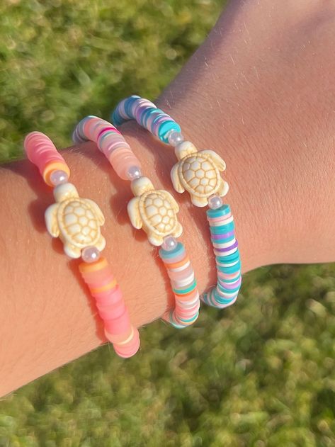 Turtle clay bead bracelet Bracelets Preppy, Make Clay Beads, Clay Bead Necklace, Beaded Braclets, Surf Jewelry, Preppy Bracelets, Clay Bead Bracelet, Preppy Jewelry, Bracelets Design