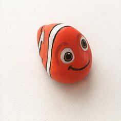 Painted Rocks Ideas, Painted Rocks Kids, Rock And Pebbles, Painted Rocks Diy, Rock Painting Ideas Easy, Rock Painting Patterns, Cartoon Painting, Pet Rocks, Rock Painting Designs