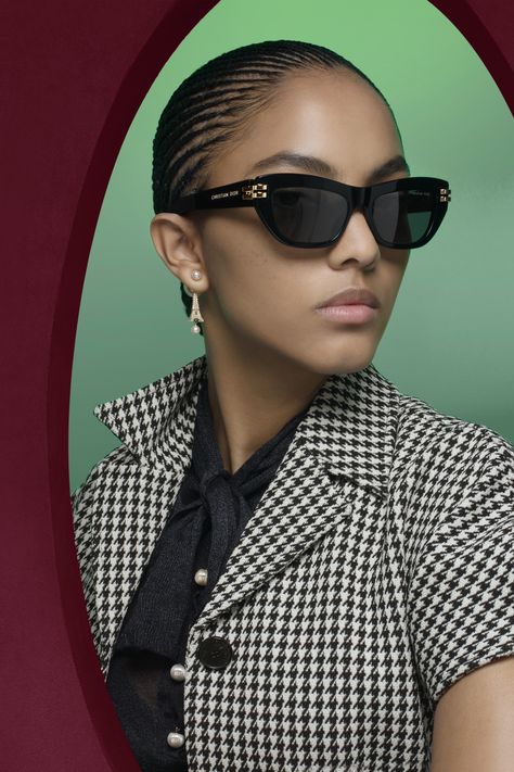 With their signature butterfly shape, discover the new ‘CDior’ sunglasses and other iconic frames from the Dior Autumn-Winter 2023-2024 collection by Maria Grazia Chiuri, now available online and in your nearest Dior boutique. 1950s Wardrobe, Accessories Matching, Accessories Dior, Dior Boutique, Designer Sunglasses For Women, Aviators Women, Sunglasses Women Oversized, Maria Grazia Chiuri, Eye Frames