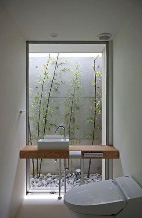 Window In Shower, Casa Country, Interior Minimalista, Bathroom Windows, Patio Interior, Trendy Bathroom, House Bathroom, Trendy Decor, Minimalist Interior