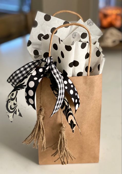 Gift Bag Ribbon, Gift Bag Wrapping Ideas, Brown Bag Decorating Ideas, Handmade Gift Bags, Gift Bag Decorating Ideas, Modern Gift Wrap, Homemade Bows, Decorated Gift Bags, Wedding Gifts Packaging