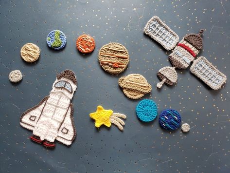 Appliques Au Crochet, Crochet Appliques, Crochet Wreath, Space Space, Personal Jewelry, I Love This Yarn, Space Odyssey, Crochet Inspo, Applique Pattern