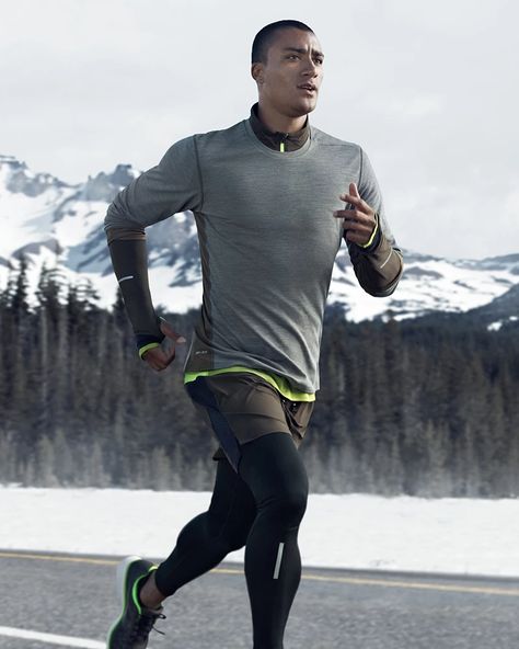 Running Outfit Winter, Marathon Running Outfit, Mens Workout Outfits, Running In Winter, Winter Running Outfit, Mens Running Clothes, Running Outfit Men, Cold Weather Running Gear, Winter Running Gear