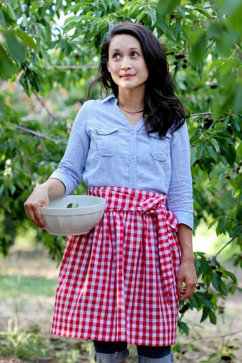 I can just picture Laura Ingalls wearing this apron while working around the house. Half Apron Patterns, Free Apron Pattern, Easy Apron, Apron Pattern Free, Apron Patterns, Pretty Apron, Apron Tutorial, Diy Apron, Apron Sewing Pattern