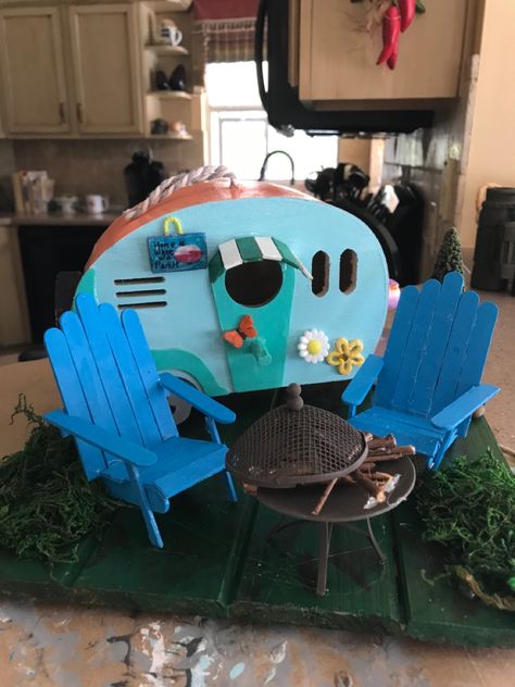 Christmas Caravan, Camper Birdhouse, Xmas Activities, Wooden Crafts Diy, Camper Art, Birdhouse Ideas, Birdhouse Craft, Caravan Ideas, Wooden Bird Houses