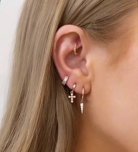 Earring Placement, Nose Piercing Ideas, First Piercing, Ear Peircings, Rose Gold Jewellery, Curated Ear, Cool Ear Piercings, Pretty Ear Piercings, The Bling Ring