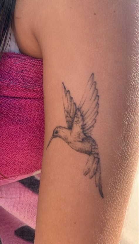 Minimalist Tattoo Lower Back, Hummingbird Tattoo Placement, Restaurant Employee, Aesthetic Tattoo Ideas, Unique Tattoo Ideas, 20 Aesthetic, Small Pretty Tattoos, Petite Tattoos, Bold Artwork