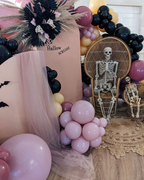 Balloon Stylist Glasgow on Instagram: “☠️ Monster Mash ☠️ As we were creating this display with @upballoondesign we thought how would @elari_events do it. Thank you for…” Halloween Balloons, Monster Mash, Birthday Halloween Party, Balloon Arch, Glasgow, Thank You, Halloween Party, This Is Us, Balloons