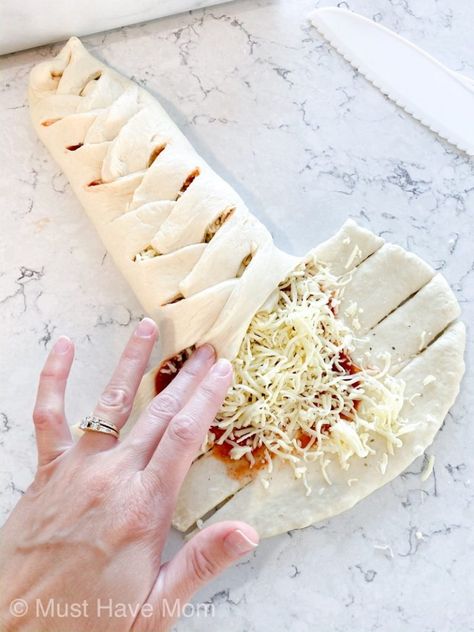 how to create a pizza braid Pepperoni Pizza Braid, Pizza Braid, Great Dinner Ideas, Freezer Cooking Recipes, Frozen Bread Dough, Picky Eaters Kids, Freezer Meal, Easy Pizza, Freezer Cooking