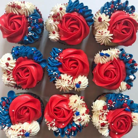 4th Of July Cupcake Cake, Fourth Of July Baking, Red White And Blue Cakes, 4th Of July Cakes Ideas, Fourth Of July Cupcake Ideas, 4th Of July Desserts Cupcakes, Patriotic Cupcakes Ideas, Memorial Day Cupcakes, 4th Of July Cake Decorating