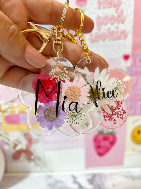 Floral Keychain // Flower shape Keychain // Dried Flower Keychain // Custom Keychain With Name by MeemerzCrafts on Etsy Keychain With Name, Floral Keychain, Cute Keychains, Keychain Custom, Girls Keychain, Flower Keychain, Name Keychain, Monogram Keychain, Acrylic Keychains