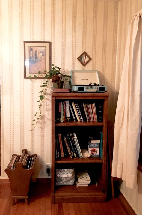 Book And Vinyl Shelf, Reading Corner Bookshelf, Record And Book Shelf, Record Player Display Ideas, Book And Record Shelf, Record Player Bookshelf, Record Player Setup Small Space, Bookshelf With Records, Vintage Record Player Aesthetic