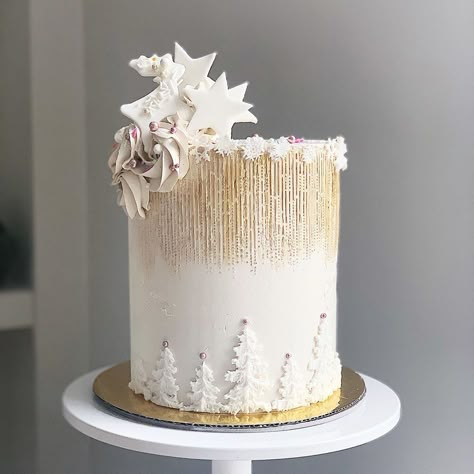 by Wonnie on Instagram: “🎄Our Xmas White & Gold Cake.  Plan your festivities with Belsize!  Few limited spaces available for our Christmas Collection.. Choose…” Gold Christmas Cake, Winter Cake Ideas, White Christmas Cake, Christmas Birthday Cake, White And Gold Christmas, Winter Cakes, Xmas Cake, Winter Cake, Gold Cake