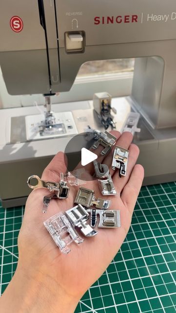 Jessica Shaw on Instagram: "What are all of the different presser feet used for?! 🪡🙂 The ones that I use most (all purpose, zipper, button, etc) came with my machine, BUT you can buy these attachments for your machine in a bundle or separately! Whether you do garment sewing, quilting or more decorative things, it’s always fun to add some fun feet to your inventory! 🙂🦶 #sew #sewist #sewistsofinstagram #sewistofinstagram #sewing #sewingtips #singerambassador #singersewingmachine #singerheavyduty4432 #sewinglove" Sewing Machine Feet And How To Use Them, Singer Sewing Machine Ideas, Sewing Machine Hacks, Sew Zipper Tutorial, Sewing Machine Feet Guide, Sewing Machine Ideas, Sewing Machine Attachments, Sewing Machine Beginner, Sewing Ruffles