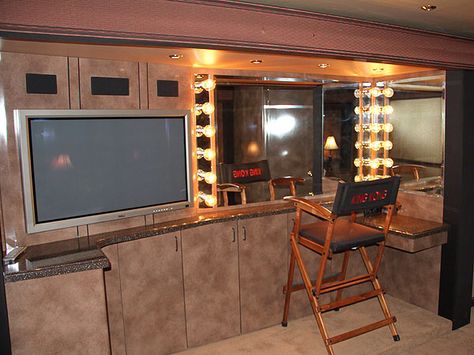 Movie Set Trailer, Rv Luxury, Brad Pitt Movies, Movie Animation, Getting Over Her, Luxurious Life, Bus Life, Tour Bus, Movie Set