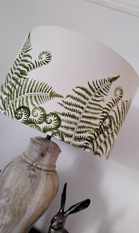 Side Lamp Diy, Painting On Lampshades, Painted Linen Fabric, Paint Lamp Shades Ideas, Lampshade Painting Ideas, Painting On Lamp, Hand Painted Lamp Shades, Fern Mural, Handpainted Lampshades