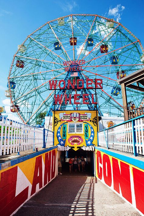 Wonder Wheel ride in Coney Island, Brooklyn, New York.  This famous ferris wheel from 1920 is something that you must experience in Coney Island! #coneyisland #brooklyn #NYC #Newyorkcity #newyork #ferriswheel #amusementparks Coney Island Amusement Park, Wonder Wheel, New York City Vacation, Places In New York, Parc D'attraction, East River, Seaside Resort, Secret Places, Coney Island