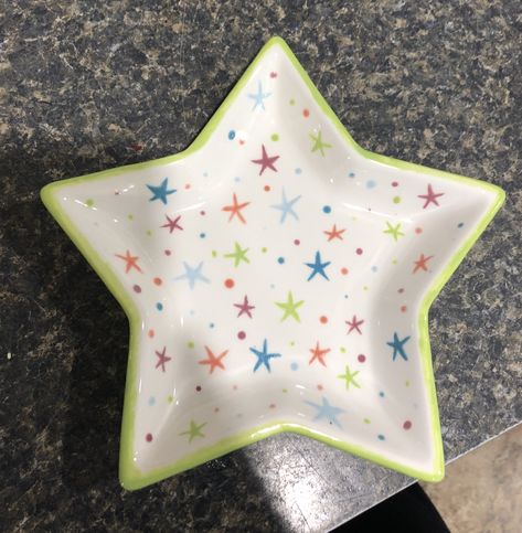 Star Tray Clay, Star Trinket Dish, Star Clay Dish, Star Pottery Painting, Jewelry Dish Painting Ideas, Clay Jewlrey, Star Pottery, Ceramic Plates Art, Clay Star