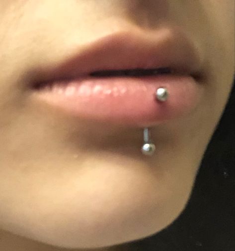 Vertical Labret Small Lips, Vertical Lip Piercing, Labret Vertical, Vertical Labret Piercing, Dream Setup, Vertical Labret, Nail Piercing, Portrait References, Piercing Inspo