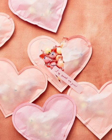 Orange Tissue Paper, Săpunuri Handmade, Wine Bottle Diy Crafts, My Funny Valentine, Cadeau Diy, Classroom Valentine, Heart Crafts, Paper Hearts, Mason Jar Crafts