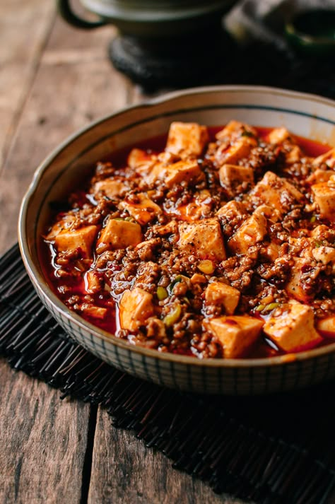 Koreansk Mad, Mapo Tofu Recipe, Wok Of Life, Woks Of Life, The Woks Of Life, Mapo Tofu, Tofu Recipe, Woks, Tofu Recipes