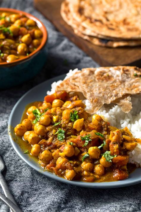 Chana Masala (Chickpea Curry) Saag Gosht, Daring Gourmet, Palak Chicken, Chana Masala Recipe, Light Dinners, Leafy Green Salads, African Recipes, Chickpea Recipes, Chickpea Curry