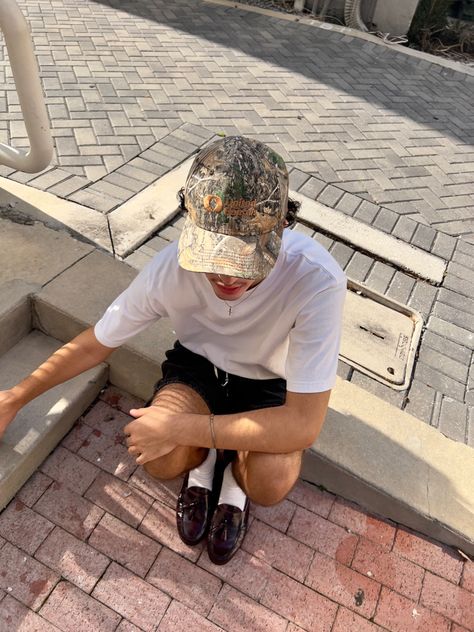 Camo Hat Outfit Men, Camo Hat Outfit, White Cap Outfit, Camo Hats Outfits, Camo Aesthetic, Hat Outfit Men, Boys Aesthetic Outfits, White Tees Outfit, Indie Dark