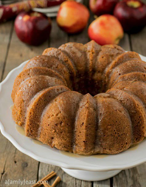 The Best Apple Cake Ever! The perfect sweet and spicy cake, baked with chunks of apples and walnuts and smothered in a sweet, buttery vanilla glaze. So easy to make too! Apple Cake With Almond Flour, Best Apple Cake, Apple Cake Recipe Easy, Apple Bundt Cake, Fresh Apple Cake, Caramel Apple Cake, Caramel Icing, Torte Cupcake, Hamburger Steak