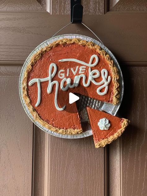 Leah Abucayan on Instagram: "DOOR PIE! 🥧 Do you imagine this to be a pumpkin or sweet potato pie?!   I was ready to put my Christmas decorations up right after Halloween, but my husband said it was too soon and can’t just pass up Thanksgiving… so I came up with a pie wreath. Now I’m thinking fake food wreaths might be my new favorite thing.    🍂🥧  I also made a felt pie in case anyone wants a tutorial, lemme know, I gotchu.  #fallcrafts #thanksgiving #pie #fauxfood #fallvibes #sweetpotatopie #pumpkinpie #spackleart #wreath #diy" Pumpkin Pie Wreath, Pumpkin Pie Decor, Thanksgiving Pie Designs, Pumpkin Pie Decoration, Pie Wreath, Felt Pie, Food Wreath, Pie Board, Diy Pie