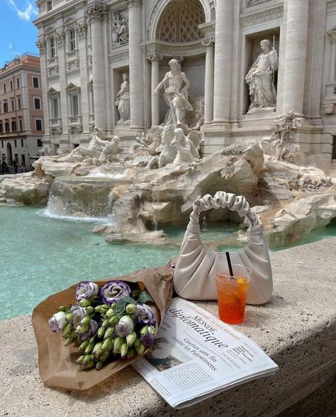 Italia ✦ SUPER ITALY ✦ 🇮🇹 on Instagram: “Roma 💚🤍❤️ 📸 & 🎥 @marigladkaya @skamon73 @ichmiles @butnomatter.theroadislife @takemyhearteverywhere @pinkines @marziapiccinelli…” Rome Girl, Love And Gelato, What Dreams May Come, Piazza Navona, Trevi Fountain, Northern Italy, Beautiful Architecture, Rome Italy, Beautiful Sunset