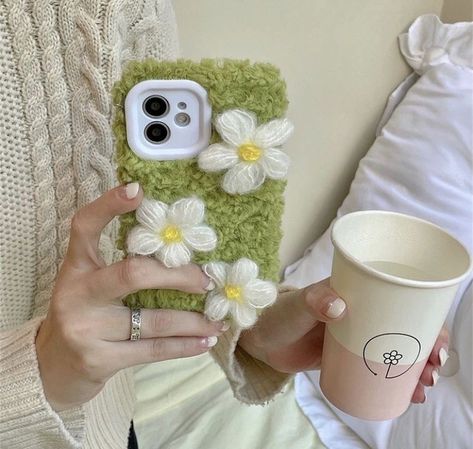 Daisy Iphone Case, Crochet Phone Cover, Daisy Phone Case, Daisy Crochet, Apple Types, Green Phone Case, Crochet Phone Cases, Flower Iphone Cases, Flower Phone Case