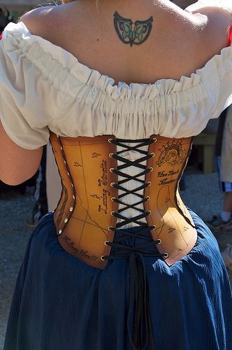 map leather bodice Corset Ren Faire, Diy Leather Corset, Leatherworking Ideas, Pirate Corset, Leather Bodice, Steampunk Outfits, Ren Faire Outfits, Manon Blackbeak, Make A Bag