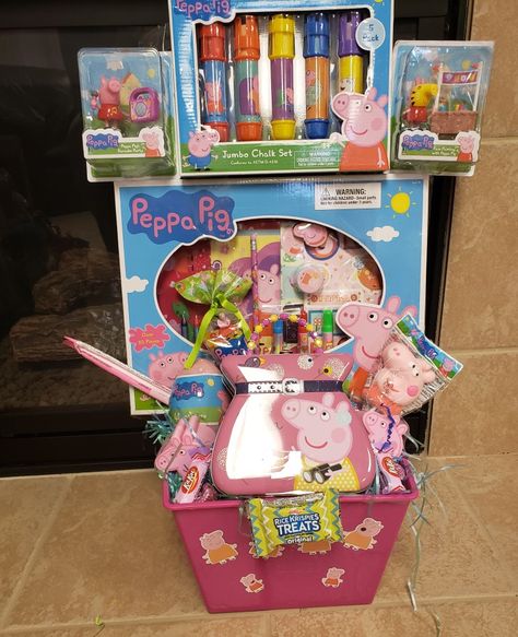 Peppa Pig Easter Basket, Cute Easter Basket Ideas, Peppa Pig Easter, Peppa Pig Gifts, Dollar Tree Easter Basket, Kids Toys For Christmas, Easter Mason Jars, Candy Themed Party, Candy Gift Baskets