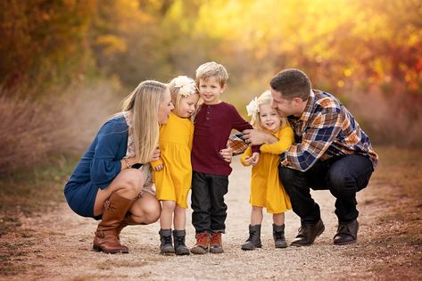 Family Style Guide : 3 Tips for Using Jewel Tones for Fall Photos Jewel Tone Photo Shoot, Jewel Tone Family Photos, Jewel Tone Outfits, Lifestyle Shoot, Family Picture Outfits, Jewel Colors, Fall Family Photos, Family Photo Outfits, Picture Outfits