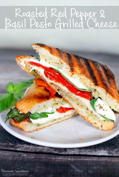 Roasted Red Pepper Grilled Cheese is filled with basil pesto fresh mozzarella, and roasted red peppers. It is the perfect summer sandwich! Sandwich Specials, Pesto Grilled Cheese, Cook Ideas, Red Pepper Recipes, College Recipes, Kid Lunches, Summer Sandwiches, Vegetarian Life, Meatless Recipes