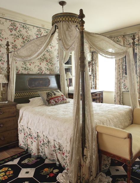 How is it possible this bed sold for only $1750?! BTW, the wallpaper and fabric with the fuchsia sprigs looks rather like Colefax & Fowler's 'Octavia,' but not quite. Can anyone identify it? If so, please leave a comment. TIA! || A brass-mounted, polychrome-painted and carved four-poster bed  19th century. Estimate  1,000—1,500 USD. LOT SOLD. 1,750 USD (Hammer Price with Buyer's Premium). Sotheby's, 2012. Four Poster Bed With Curtains, Retro Decor Ideas, Curtain Over Bed, Antique Canopy Bed, Ralph Lauren Bedroom Ideas, Ralph Lauren Bedroom, Bed Drapes, Canopy Bed Frame, Victorian Bedroom