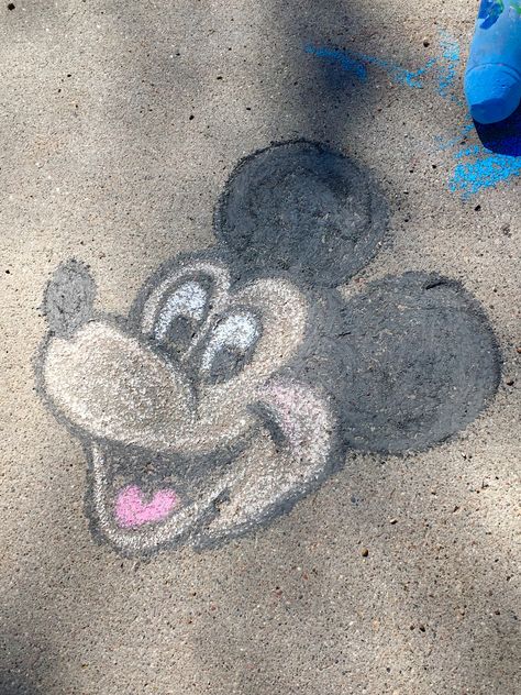 Disney Chalk Art Easy, Drawings With Chalk, Stuff To Draw With Chalk, Things To Draw With Chalk, Draw With Chalk, Easy Chalk Drawings, Ground Painting, Chalk Doodles, Fun Chalk Art