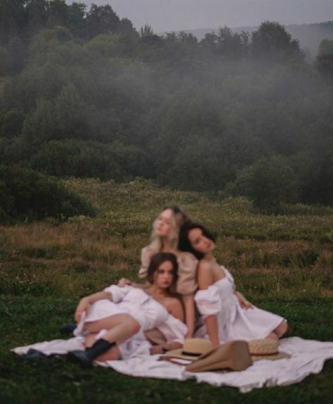 Cottage Core Photoshoot, Fkn Gossip, Whimsical Photoshoot, Fairy Photoshoot, Sisters Photoshoot Poses, Friendship Photoshoot, Sisters Photoshoot, Sister Photos, Shadow Photography