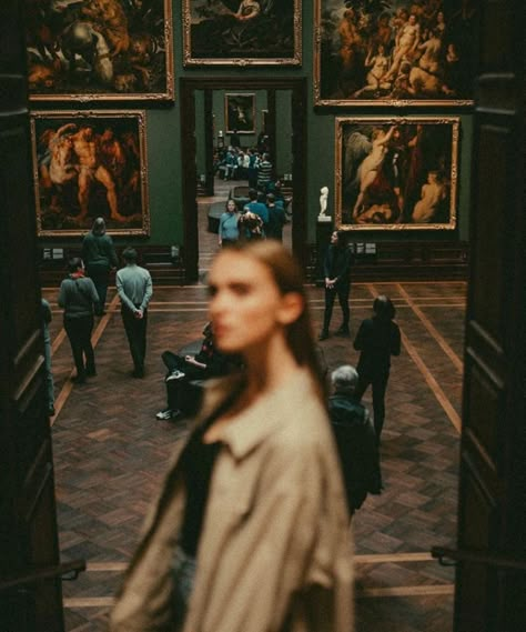 Museum Photoshoot, Invisible Life Of Addie Larue, Museum Photography, Addie Larue, Galleria D'arte, Museum Aesthetic, Shotting Photo, Dark Academia Aesthetic, Cinematic Photography