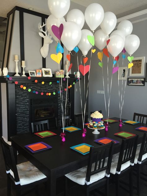 Cute Party Table Decor, Simple Birthday Party Table Decorations, Indoor Birthday Party Setup, Simple House Party Decorations, Last Minute Party Decorations, Kids Home Birthday Party Ideas, Decorate House For Birthday, Simple Birthday Ideas For Kids, At Home Party Decorations