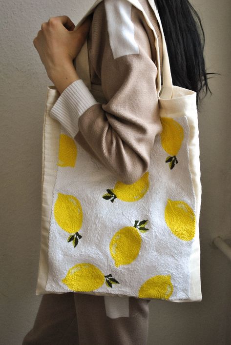 Cute Tote Bag Ideas, Paint On Bag, Punch Needle Tote Bag, Punch Needle Bag, Lemon Bag, Diy Tote Bag Design, Punch Needle Rug, Trending Diy, Handpainted Tote Bags