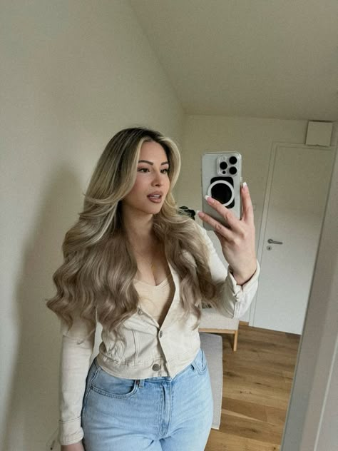 Outfits For Blonde Hair, Blonde Hair Inspired, Vanilla Blonde Hair Balayage, Birthday Haircut, Blonde Light Brown Hair, Brown Hair Inspiration, Beige Blonde Hair, Highlights For Dark Brown Hair, Baddie Hair