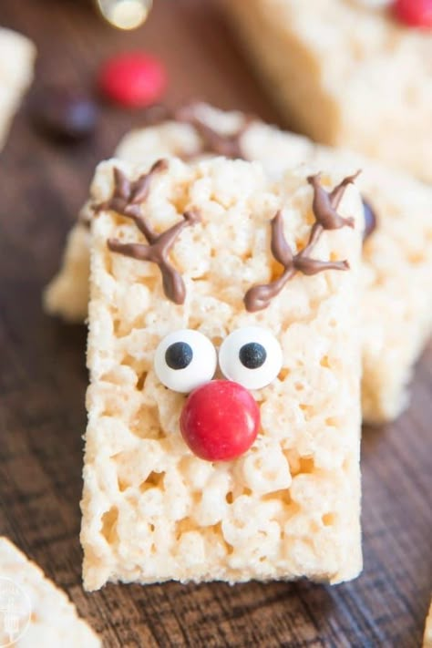 By having only four ingredients, these Reindeer Rice Krispie Treats are not only simple to make but also doesn't take up a majority of your time. They're the ideal Christmas snack! #ChristmasCandyRecipes #Dessert #Christmas #Candy Monster Rice Krispie Treats, Dipped Rice Krispie Treats, Chocolate Dipped Rice Krispie Treats, Best Christmas Candy, Krispie Treats Christmas, Rice Krispie Treats Christmas, Halloween Rice Krispie Treats, Homemade Rice Krispies Treats, Yummy Christmas Treats