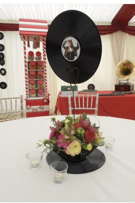 Vinyl Record Centerpiece Ideas, Record Centerpiece, Music Centerpieces, 50s Theme Parties, 70s Party Theme, Rockabilly Wedding, Music Themed Parties, Music Themed Wedding, Vintage Centerpieces