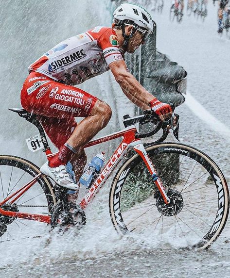 Road Cycling Photography, Cyclist Photography, Motivation Photo, Racing Cyclist, Road Racing Bike, Cycling Photography, Pro Bike, Mountain Bike Helmets, Bicycle Painting