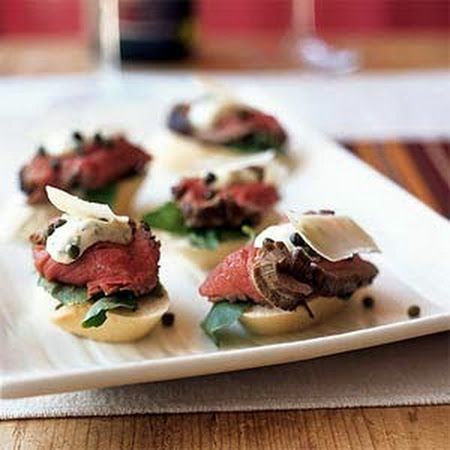 Open-Face Beef Tenderloin Sandwiches Seared Beef Tenderloin, Recipe Appetizers, Stuffed Bread, Christmas Buffet, Small Appetizers, Prepared Horseradish, Horseradish Sauce, Festive Food, Mini Sandwiches