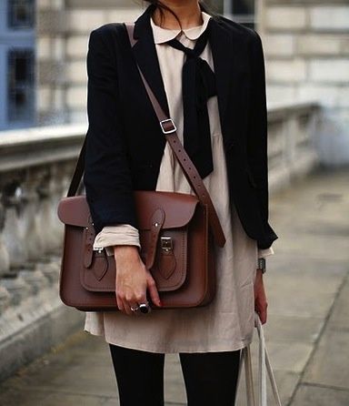 Satchel Style Handbag Styles, Look Formal, Semi Casual, Estilo Preppy, Looks Street Style, Outfit Trends, Brown Bag, Casual Styles, Cambridge Satchel